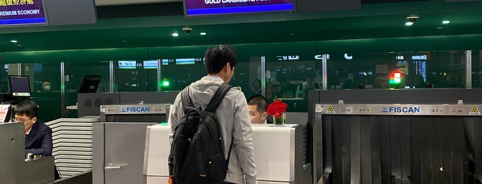 China Eastern Sky Priority Check In Counter is one of Locais curtidos por Orietta.