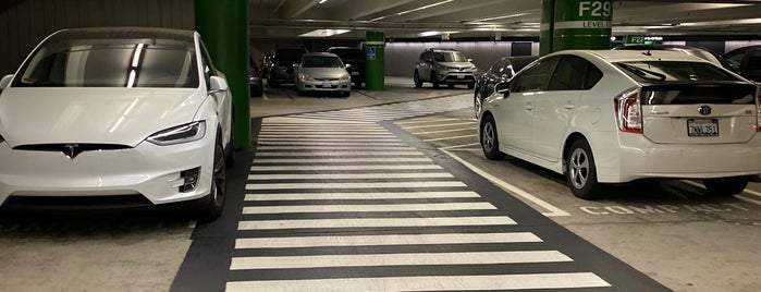 Domestic Parking Garage F - Short Term/Hourly Parking is one of Shawn 님이 좋아한 장소.