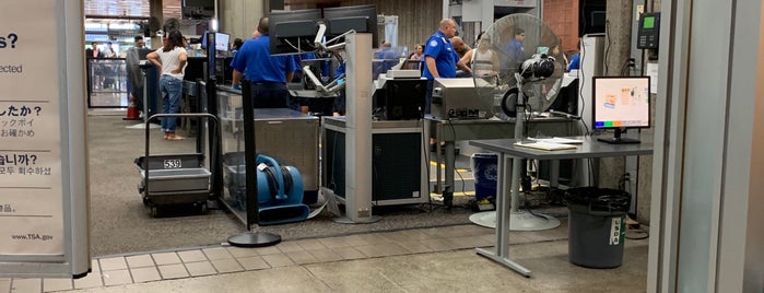 TSA Checkpoint is one of Locais curtidos por Starlight.