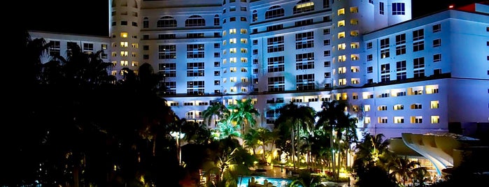 Seminole Hard Rock Hotel & Casino is one of Lugares favoritos de Clara.
