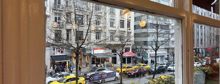 Mahir Lokantası is one of Esnaf Lokantaları ve Ev Yemekleri.