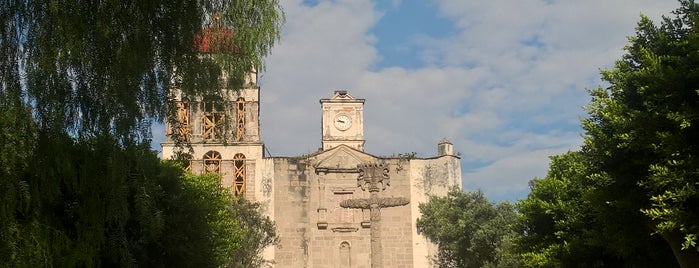 Iglesia El Divino Salvador is one of Lugares favoritos de Liliana.