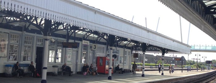 Stirling Railway Station (STG) is one of Martins'in Beğendiği Mekanlar.