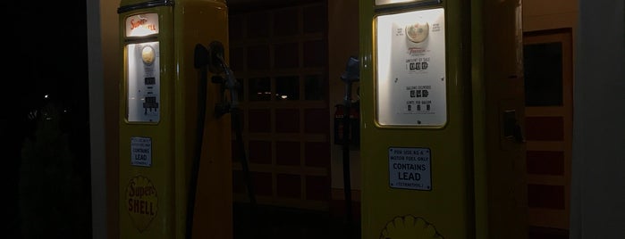 Historic Shell Station is one of Johnさんのお気に入りスポット.