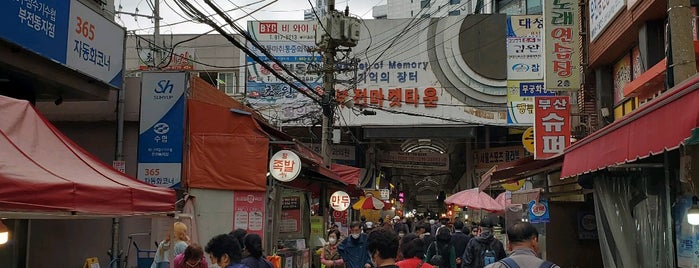 Bujeon Market is one of สถานที่ที่ Stacy ถูกใจ.