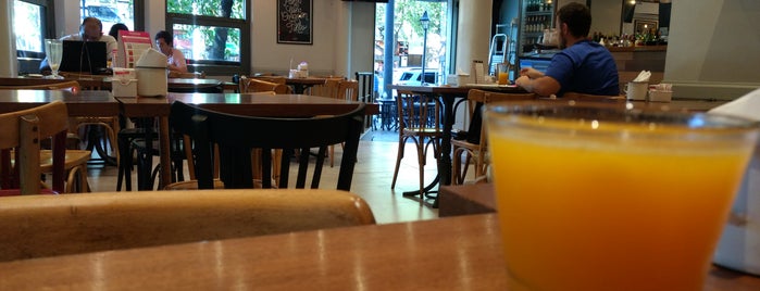Cristobal Cafe Bar is one of Lugares favoritos de Joana.