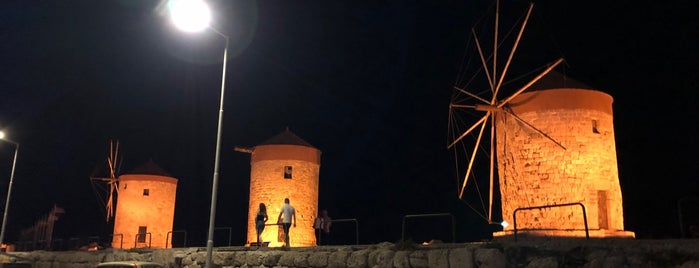 Three Windmills of Rhodes is one of Lieux qui ont plu à Peter.