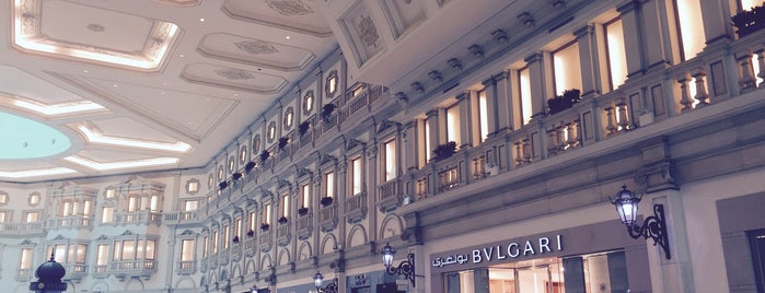 Villaggio Mall is one of Tempat yang Disukai Lina.