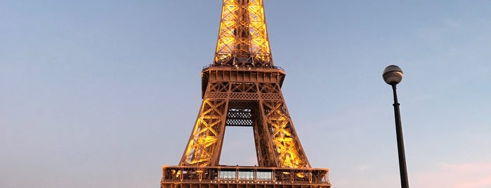 Menara Eiffel is one of Tempat yang Disukai Lina.