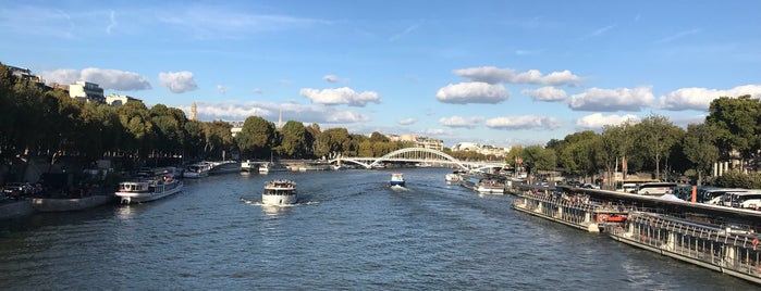 La Seine is one of Tempat yang Disukai Lina.