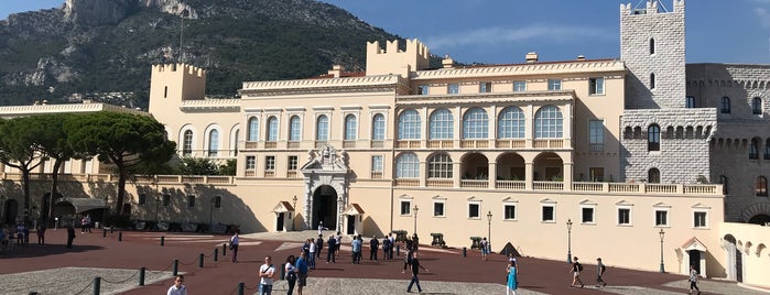 Palacio del príncipe de Mónaco is one of Lugares favoritos de Lina.