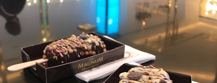 Magnum Dubai is one of สถานที่ที่ Lina ถูกใจ.