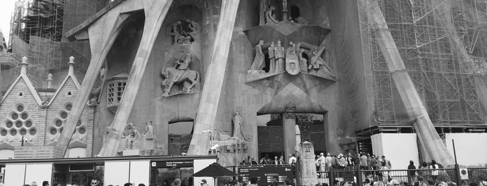 Basílica de la Sagrada Família is one of Tempat yang Disukai Lina.
