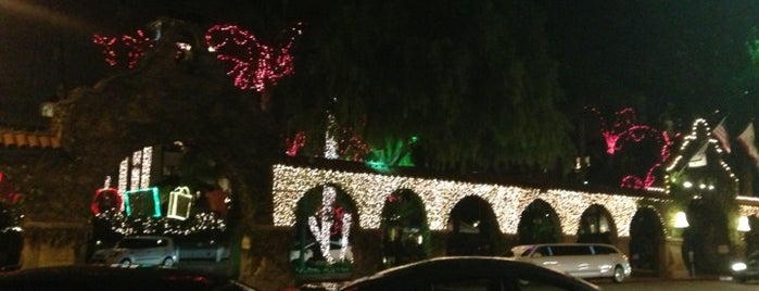 Mission Inn The Festival of Lights is one of Locais curtidos por Katy.