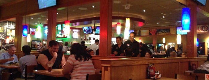 Applebee's Grill + Bar is one of Lugares favoritos de Rowena.