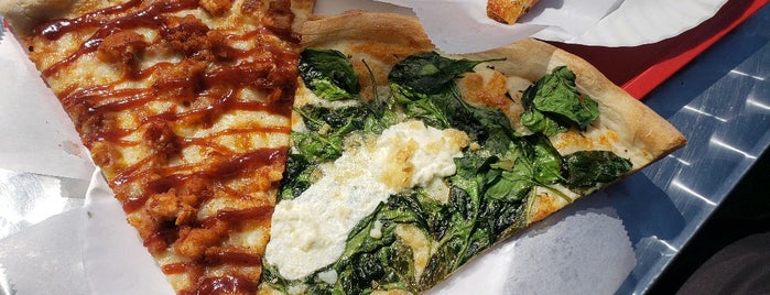 Made In New York Pizza is one of Orte, die Cherie gefallen.