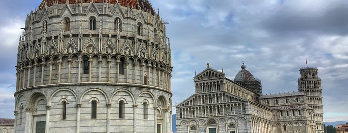 Piazza del Duomo (Piazza dei Miracoli) is one of Italy. Places.