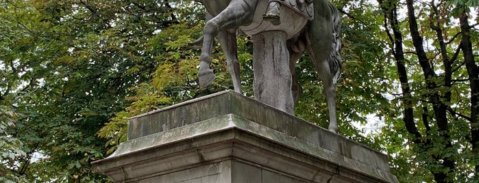 Statue Louis XIII is one of Orte, die Stéphan gefallen.