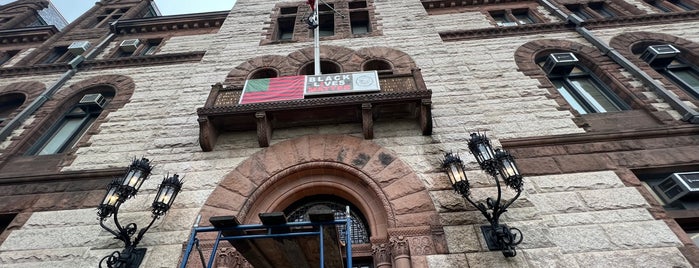 Cambridge City Hall is one of Lugares favoritos de Viv.