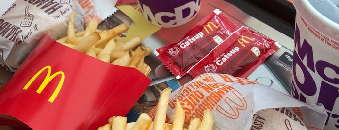 McDonald's is one of Lugares favoritos de Corina.