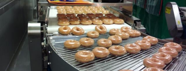 Krispy Kreme Doughnuts is one of Lugares favoritos de Curtis.