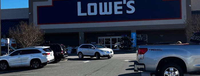 Lowe's is one of Sandyさんのお気に入りスポット.