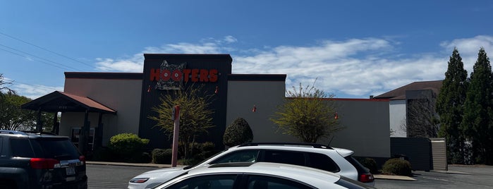 Hooters is one of Must-visit Food in Burlington.