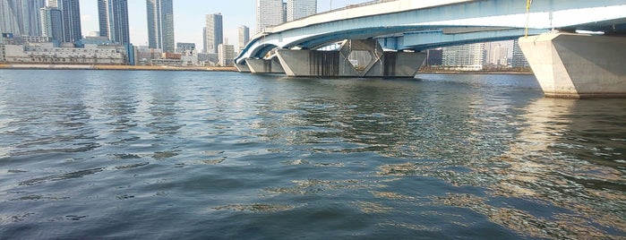 Harumi-ohashi Bridge is one of Tokyo.