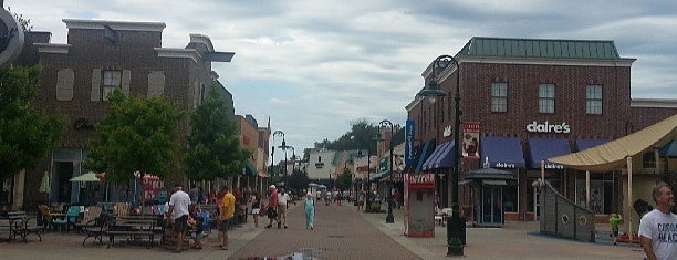 Branson Landing is one of Tempat yang Disukai Laura.