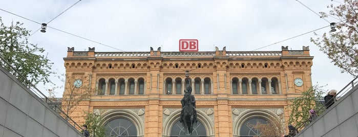 Hannover Hauptbahnhof is one of Tempat yang Disukai Michael.