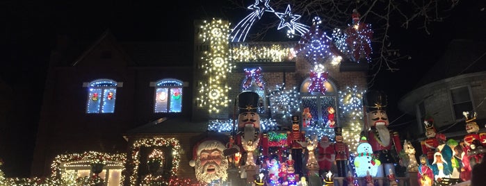 Dyker Heights Christmas Lights is one of Posti che sono piaciuti a Zeba.