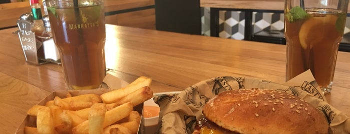 Manhattn's Burgers is one of Caner : понравившиеся места.