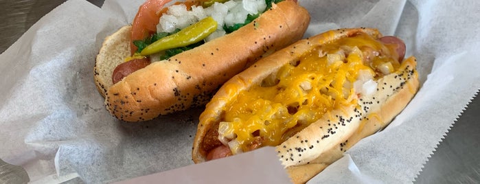Jimmy's Hot Dogs is one of สถานที่ที่ Maximum ถูกใจ.