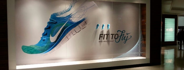 Nike Store is one of สถานที่ที่ Lina ถูกใจ.