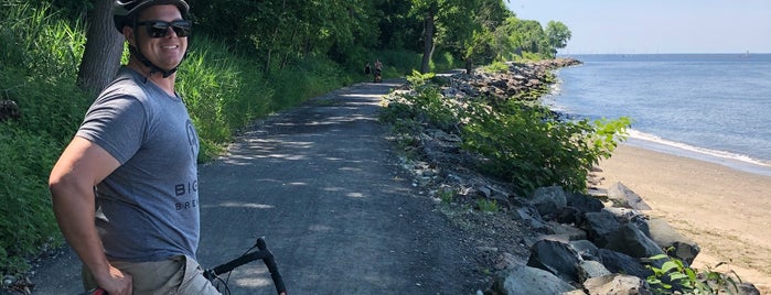 Henry Hudson Trail (Leonardo Trailhead) is one of สถานที่ที่ Lizzie ถูกใจ.