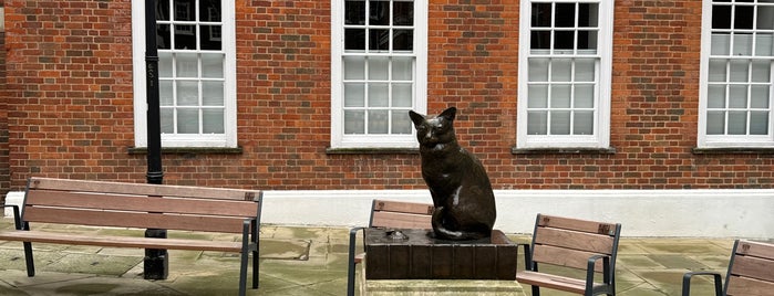 Statue of Hodge, Samuel Johnson's Cat is one of Europa.