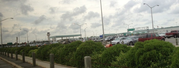 Long Island Macarthur Airport (ISP) - Cell Phone Lot is one of สถานที่ที่ Lizzie ถูกใจ.
