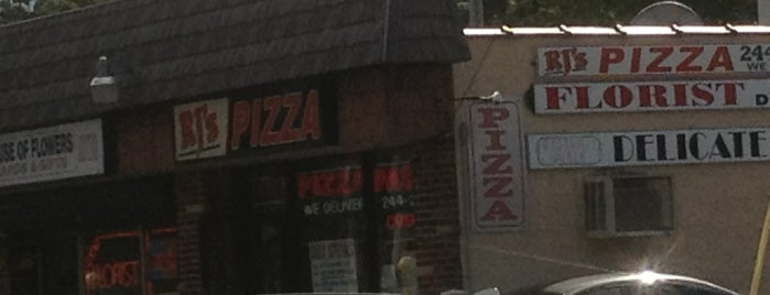 RJ's Pizza is one of Tempat yang Disukai Jonathan.