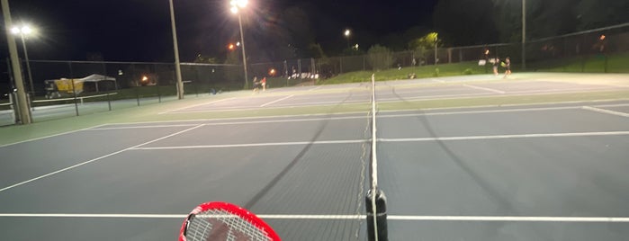 Waveland Tennis Courts is one of Lugares favoritos de Elena Jacobs.