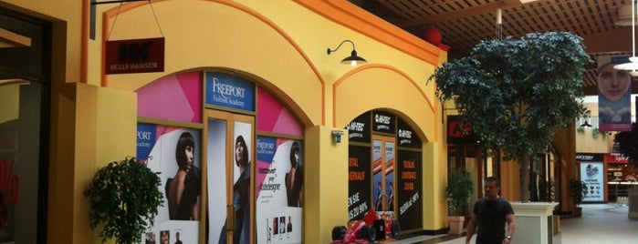 Freeport Fashion Outlet is one of Lieux qui ont plu à Helena.