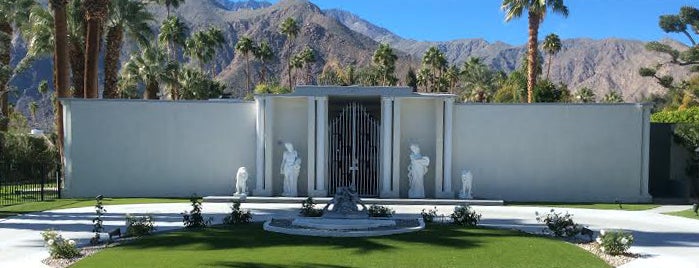 Piazza di Liberace is one of Palm Springs to-do🌞🦕🌵🍹.