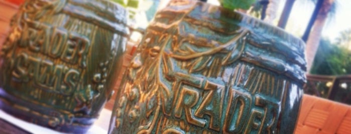 Trader Sam's Enchanted Tiki Bar is one of Eさんのお気に入りスポット.