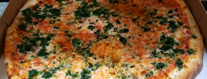 Cold Spring Pizza is one of Lugares favoritos de Desmond.