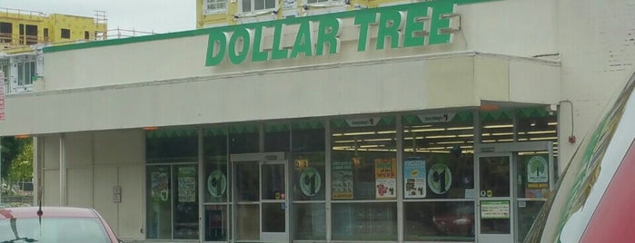 Dollar Tree is one of Tempat yang Disukai Emylee.