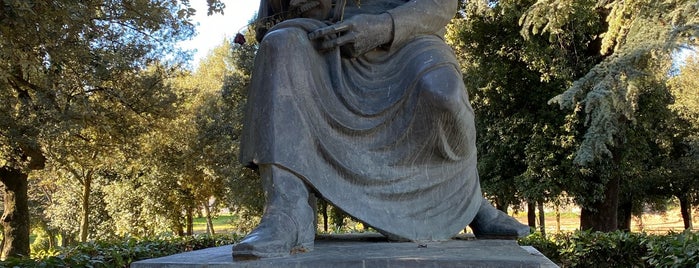 Monument to Gogol is one of romo.