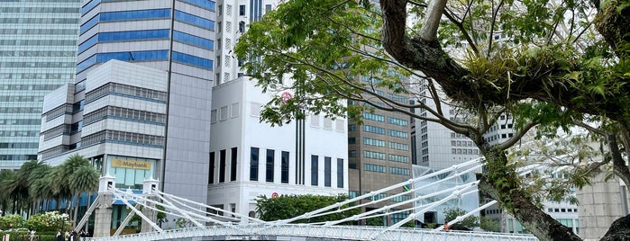 Cavenagh Bridge is one of singapore.