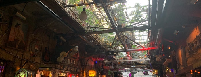 Szimpla Kert Háztáji Piac is one of Kalleさんのお気に入りスポット.