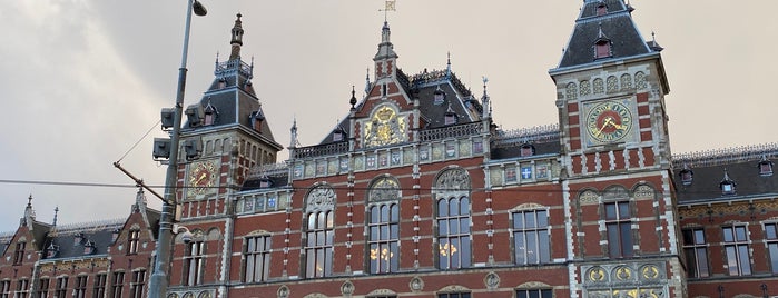 Estación Central de Ámsterdam is one of Lugares favoritos de Makiko.