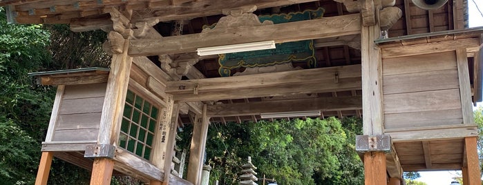 厳原八幡宮神社 is one of Lugares favoritos de Makiko.