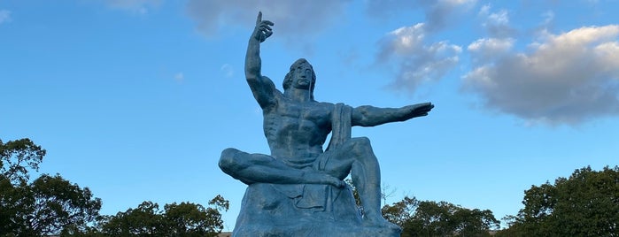 Nagasaki Peace Statue is one of Lugares favoritos de Makiko.